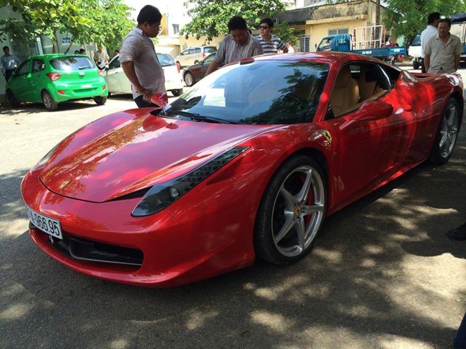 Siêu xe Ferrari 458 Italia đỏ thứ 2 xuất hiện tại Sài Gòn